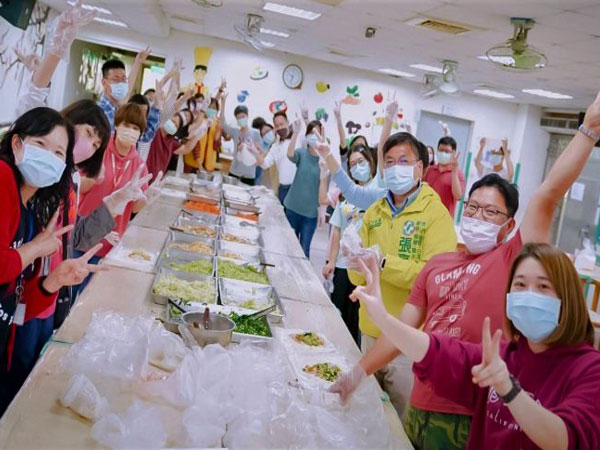 【中華日報】蓮心園憨兒包春捲送愛心
